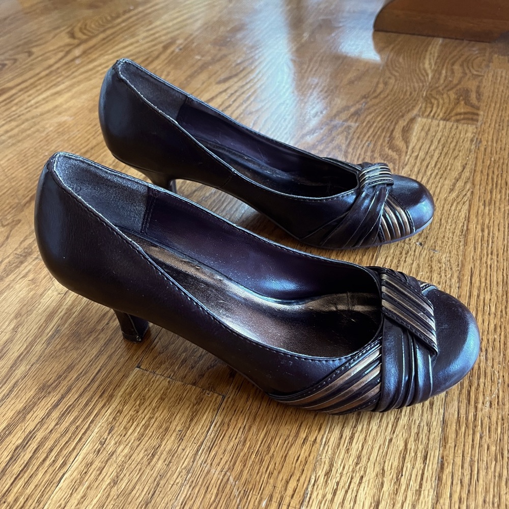 Maurices comfy heeled flats brown with brassy goldish stripe dressy Womens 8